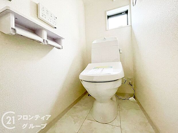 【トイレ】便器にふちがなく、汚れが隠れて見えない部分が極端に少なくなっており、お手入れも楽々！スピーディでパワフルな洗浄力を実現しています！