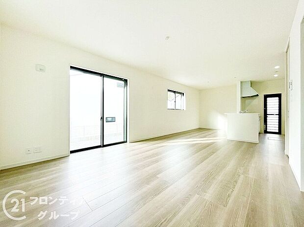 【リビング】リビングのフローリング材には、木目や色調など木材特有の風合いがあり、ナチュラルな美しさで、日々の生活に温もりを与えてくれます。