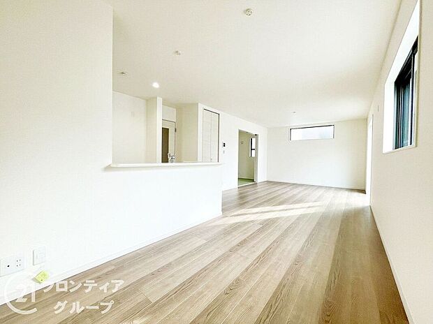 【リビング】LDKには大きな窓からたくさんの光が入り、明るく、開放的な空間を演出してくれます。お友達が遊びに来た時も自慢のリビングになりますね！