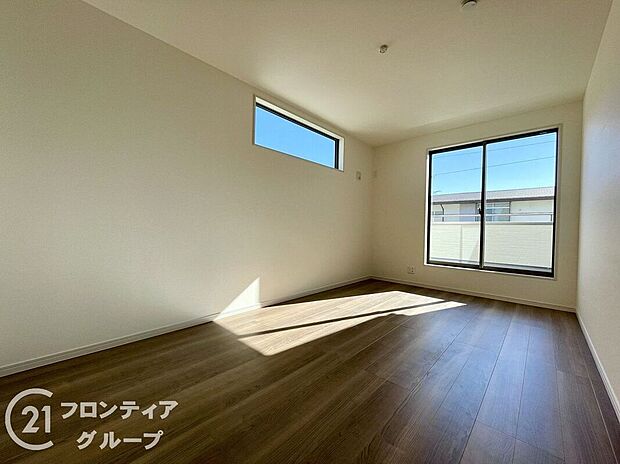 【子供部屋】寝室や子供部屋など用途多彩な明るい洋室！