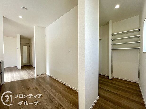 【収納】パントリーの充実した収納力で、キッチンが片付きやすく、毎日の家事がスムーズに。空間を有効活用できる便利なスペースです。