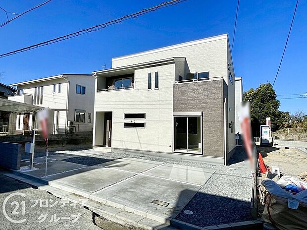 【駐車場】並列で2台駐車できるゆとりのあるスペース。車の出し入れがしやすく、来客時や複数台所有のご家庭にも便利です。