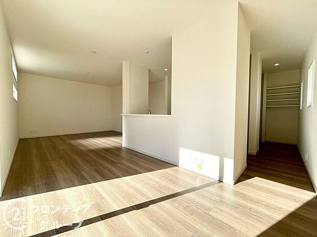 【リビング】リビングのフローリング材には、木目や色調など木材特有の風合いがあり、ナチュラルな美しさで、日々の生活に温もりを与えてくれます。