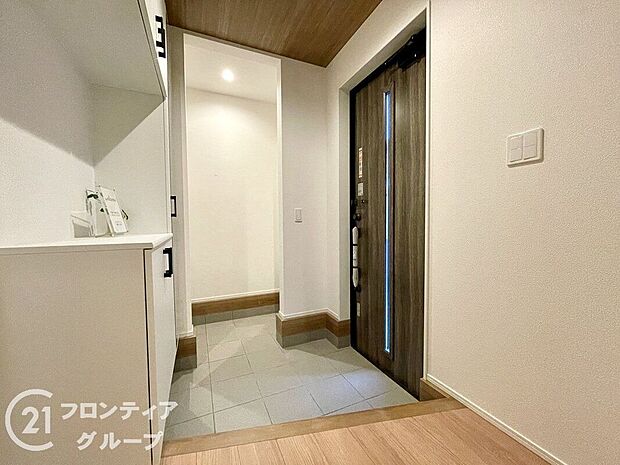 【玄関】素敵なデザインの玄関ドアは、断熱性に優れた省エネ仕様