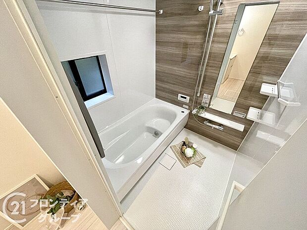 【バス】温めたお湯の熱を逃しにくい断熱浴槽！半身浴がしやすいベンチ型形状なので、お子様との入浴や、さまざまな入浴スタイルに便利です！