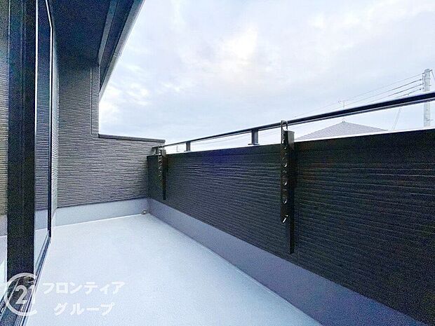 【バルコニー】広々としたバルコニーなので、お洗濯ものもたくさん干せますね