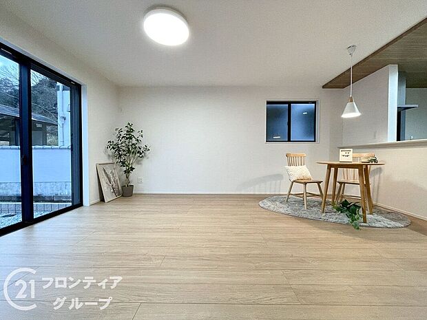 【リビング】沢山の光が差し込む明るいリビングは、開放的で心地よい空間です。自然と家族が集まり幸せな時間が流れます。