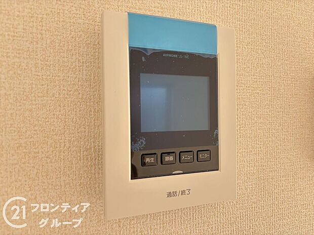 【防犯設備】ハンズフリー機能を備えたカラーモニターインターホンを採用!お料理中などで手が塞がっていても便利に応答可能です!夜間の映像確認機能もついていて、安心ですね!
