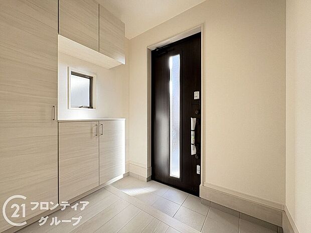 【玄関】玄関は防犯性の優れたダブルロックドアです!