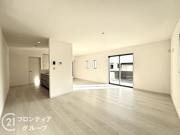 【リビング】LDKには大きな窓からたくさんの光が入り、明るく、開放的な空間を演出してくれます。お友達が遊びに来た時も自慢のリビングになりますね!