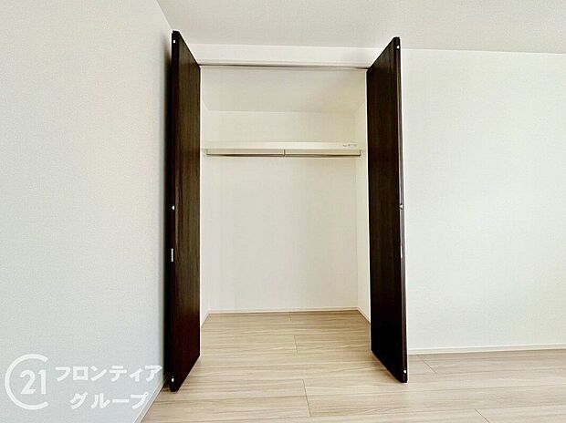 【収納】スタイリッシュな収納で、お部屋を美しく保てます。デザイン性に優れた収納は、インテリアの一部としても楽しめます。おしゃれな空間を演出しながら、機能的に物を整理整頓できます。