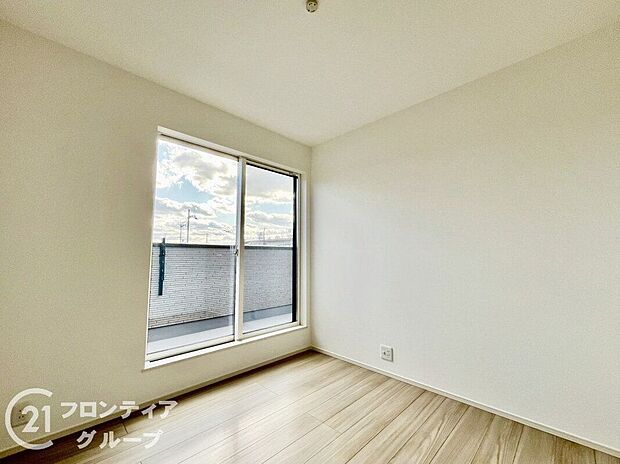 【寝室】クローゼット付きの洋室は、収納スペースが豊富で部屋全体がすっきりと片付きやすいのが特徴です。衣類や荷物を整理しやすく、生活感を抑えた洗練された空間を保てます。