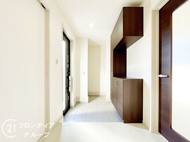 【玄関】玄関は防犯性の優れたダブルロックドアです!