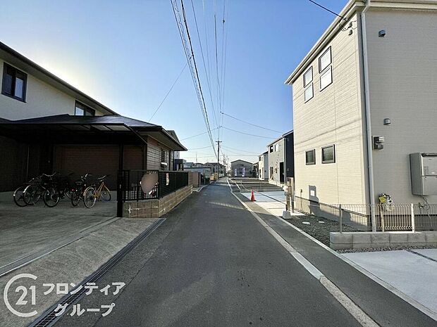 【前面道路含む外観】前道が整備されており、快適なアクセスを実現します。交通量の少ない環境で、静かに暮らせる住まいです。