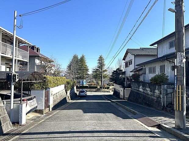 【前面道路含む外観】現地写真更新!充実したアフターサポートで安心!当社は誠実に、丁寧に、お客様一人ひとりに永く安心してお住まいいただけるようなお付き合いをさせていただきます