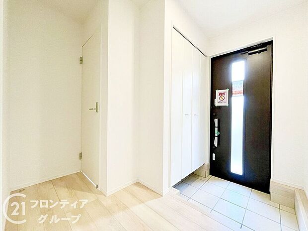 【玄関】玄関は防犯性の優れたダブルロックドアです!