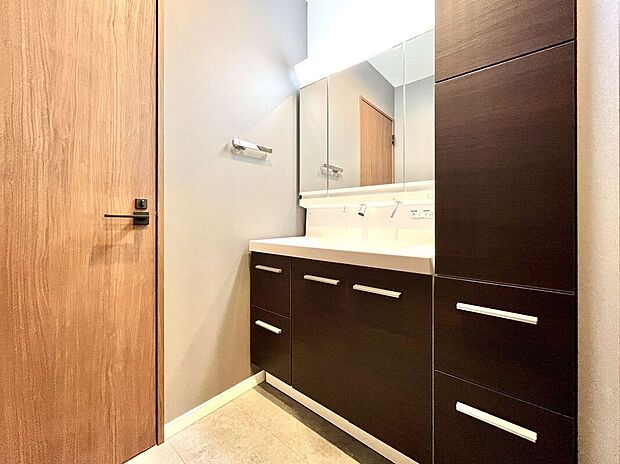 【その他】【施工例/洗面所】シャンプードレッサーには座って身支度できるスペースもあり、お風呂上がりのドライヤーや朝のお化粧も楽々