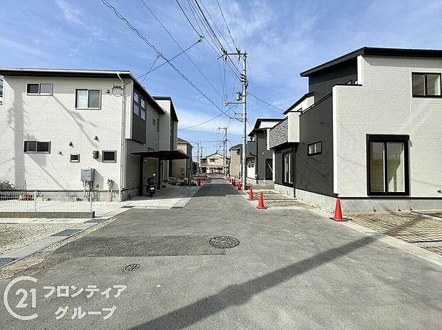 【前面道路含む外観】現地写真更新!現地ご案内とともに住宅ローンのご相談も承ります!実際の道路幅や雰囲気は、ぜひ一緒に現地で確認いたしましょう