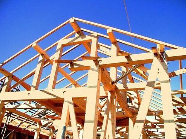 【構造】一建設は、木の家つくりにこだわっています。それは、常に呼吸し、気候の変化に合わせて微妙に伸縮する木材こそが、高温多湿な日本の気候風土に最適と確信しているからです。「木造軸組み工法」は土台、柱、梁などの