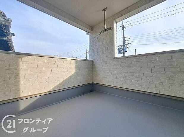 【バルコニー】日当たりの良いバルコニーは、お洗濯が多いときも安心。たくさん干してもカラっと乾きそうです!