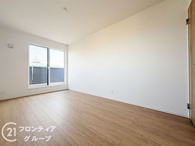 【寝室】寝室や子供部屋にぴったりなシンプル洋室でお部屋のコーディネートが楽しめますね。