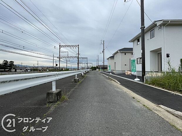 【前面道路含む外観】現地写真更新！現地ご案内とともに住宅ローンのご相談も承ります！実際の道路幅や雰囲気は、ぜひ一緒に現地で確認いたしましょう