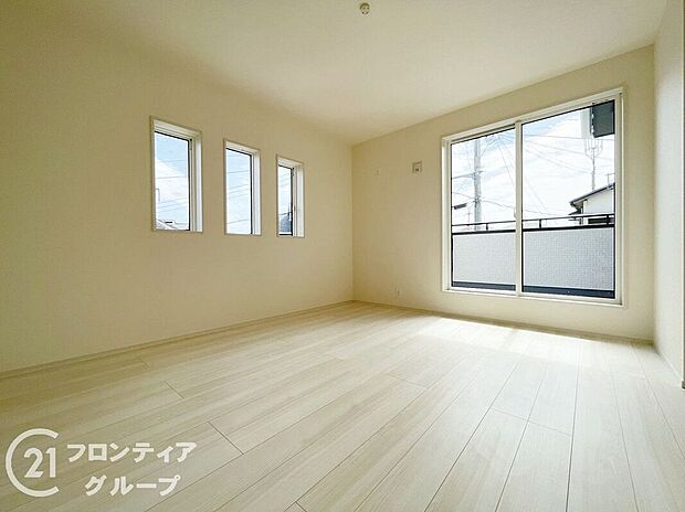 【寝室】こちらのお部屋はバルコニーに面しており、日当たり、通風ともに良好です！お布団などもサッと干せて便利ですね！