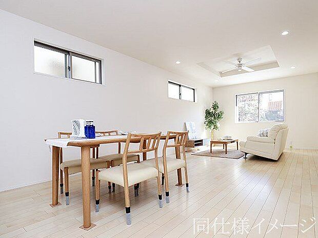 【同仕様画像 (リビング)】\同仕様写真/天井の中央部分を周囲より一段高くとった折上天井です。開放感があり、部屋が広く感じます!