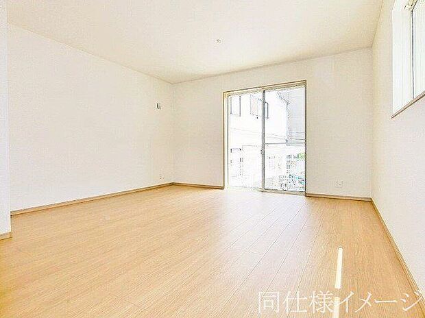 【同仕様画像　（リビング）】＼同仕様写真／シンプルで美しいデザインのリビングは、お好みのインテリアにコーディネイトしやすく、家族がやすらぐ癒しの空間が作れますね。