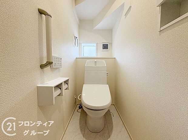 【トイレ】トイレは１階と２階の２カ所に設置！階段を上り下りせずに使用できるので、高齢の方にも安心です！