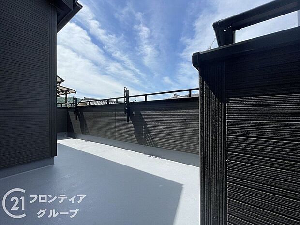 【バルコニー】日当たりの良いバルコニーは、お洗濯が多いときも安心。たくさん干してもカラっと乾きそうです！