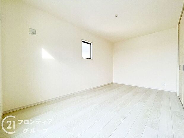 【寝室】室内はシンプルな仕様となっており、それぞれの好みに合わせたインテリアで、趣味に合わせてレイアウトしやすくなっております。