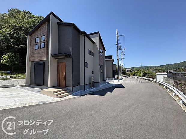 【前面道路含む外観】現地写真更新!現地ご案内とともに住宅ローンのご相談も承ります!実際の道路幅や雰囲気は、ぜひ一緒に現地で確認いたしましょう