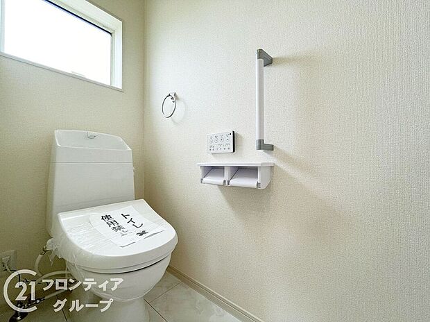 【トイレ】便器にふちがなく、汚れが隠れて見えない部分が極端に少なくなっており、お手入れも楽々！スピーディでパワフルな洗浄力を実現しています！