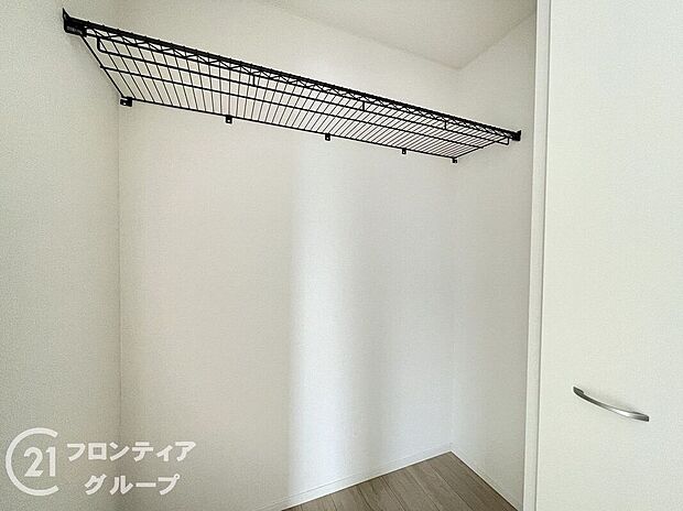 【収納】木目の美しさを際立たせるシンプルデザインのワイドクローゼットはたっぷり収納ができます！