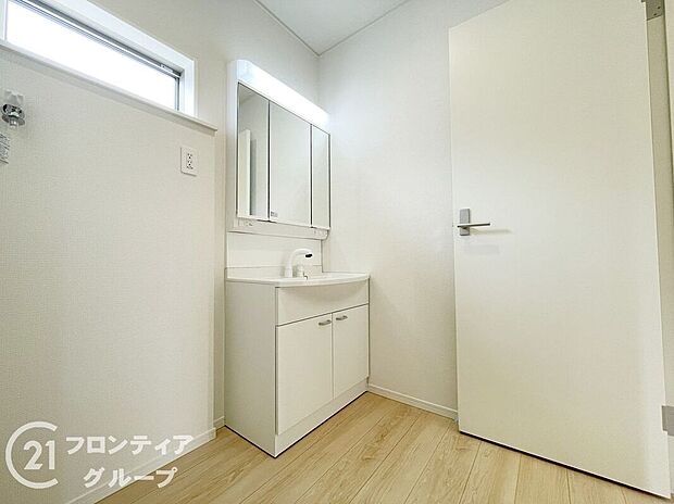 【洗面】小窓付きの洗面室は、毎朝心地よい光を運んでくれるので、すがすがしい気持ちで１日をスタートできます！