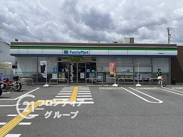 ファミリーマート木津駅前店（約380m）