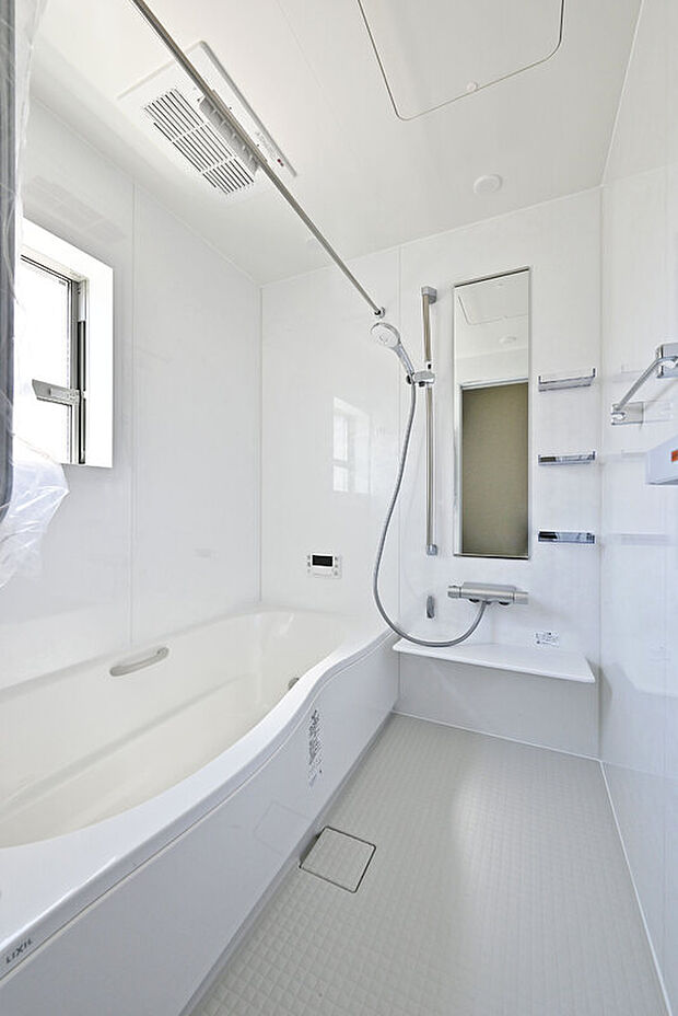 【同分譲地内施工例浴室】大阪ガスの「ミストカワック」付き1616バスルームです。浴室暖房乾燥機能もついておりますので、雨の日に浴室内で洗濯物を乾かすこともできる多機能ユニットを採用しています。