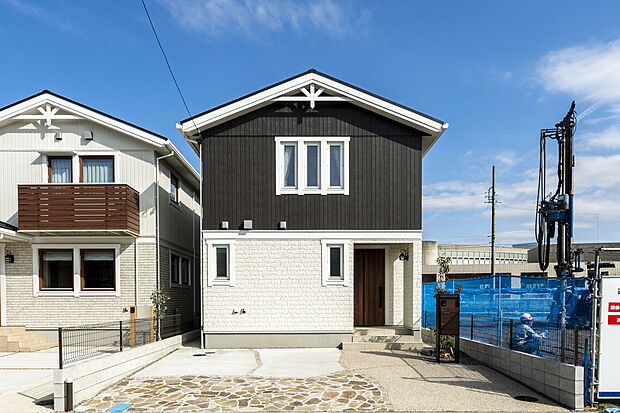 清須市春日夢の森　3号棟外壁はブラックとホワイトのツートンカラーでシックなデザイン！