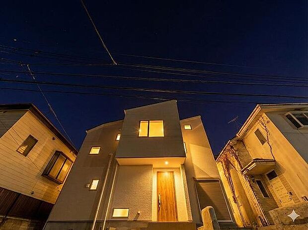 低層の一戸建てを中心とした街並みが整然と続き、周辺は高い建物が建っていないので、採光や開放性に恵まれ、空が広く緑の多い閑静な趣を感じる環境です。
※CG照明加工済(照明器具無し)