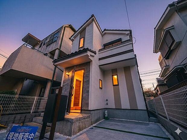 外観はシンプルでスタイリッシュなデザインに仕上げており、街並みに調和しながらも存在感のある佇まいです。細部までこだわった設計で、住まうほどに愛着が深まる住まいです。