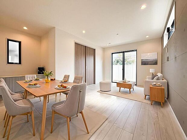 光と風があふれる開放的なリビングダイニングには自然と家族みんなが集まってきます。明るく穏やかな空気のなかで飲んだり、食べたり、笑ったり。
※CG加工済