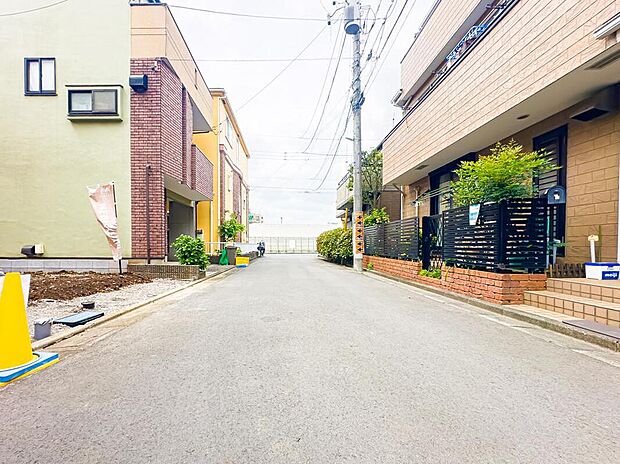 前面道路は北側約5mの広さ。車通りが少なく、車庫入れがスムーズに行えます。現地（2026年4月）撮影