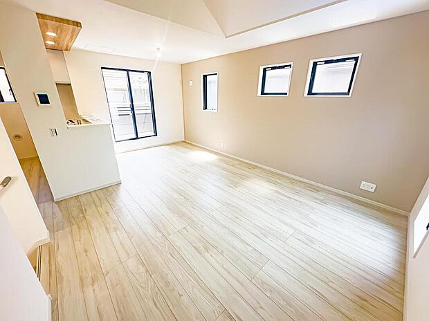 【1号棟】
日当たり良好なLDKは、温かな陽光と爽やかな風が通り抜ける安息の住空間。帰ってきたくなる場所、安心できる場所として住まいにおける役割は重要です。リビングの天井が高く、開放的な空間を演出。