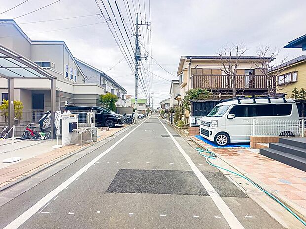 【前面道路含む現地写真】前面道路は車通りが少なく、車庫入れがスムーズに行えます。現地(2026年3月)撮影