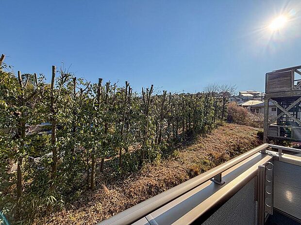 【住戸からの眺望写真】ここから見渡すと澄み渡る青い空に、心地よい風と暖かい日差しが駆け巡ります。