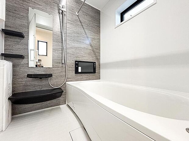 【浴室】一日の疲れを癒すバスタイム。大型浴室TV完備で、お好きな番組を楽しみながらリラックスした時間を過ごせます。浴室乾燥機も備わり、雨の日の洗濯物も安心な快適空間です。