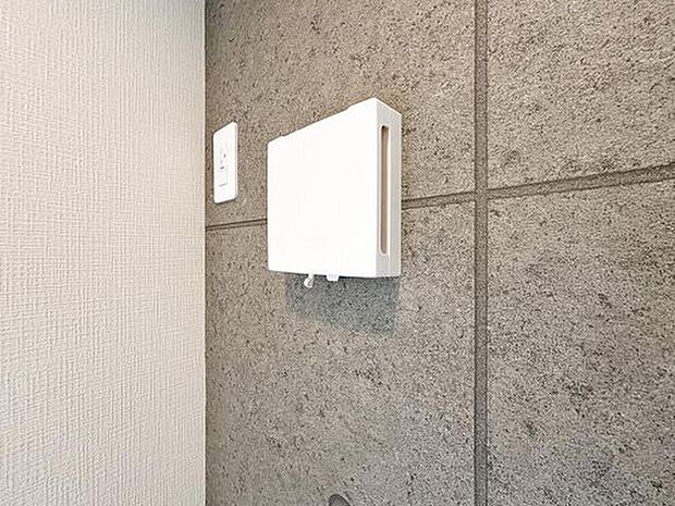 【24時間換気システム】従来の自然換気とは異なり、強制的に室内の空気の入れ替えを自動的に行う事を可能とした「換気設備」のこと