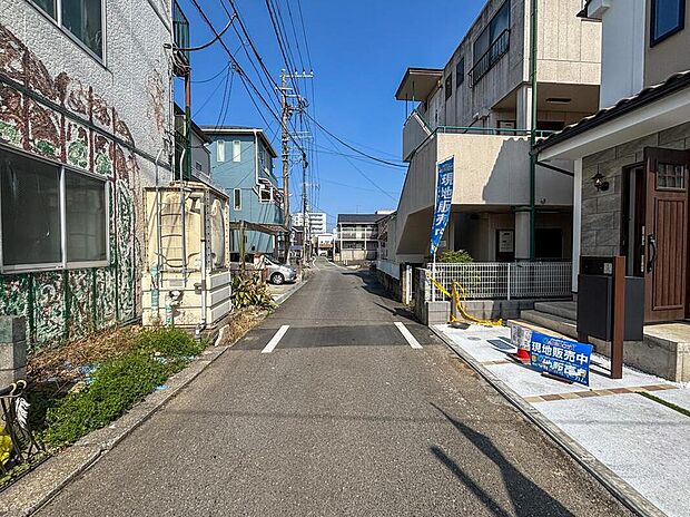 【前面道路含む現地写真】小さなお子様がいるご家庭も安心の、交通量が少ない前面道路。家の前で立ち止まっても危険が少なく、ゆとりを持って車の出し入れが行える安全な立地です。