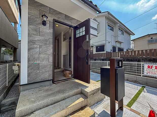 【現地外観写真】住まう人をいつも暖かく迎えてくれるような、優しい温もりが漂っています。